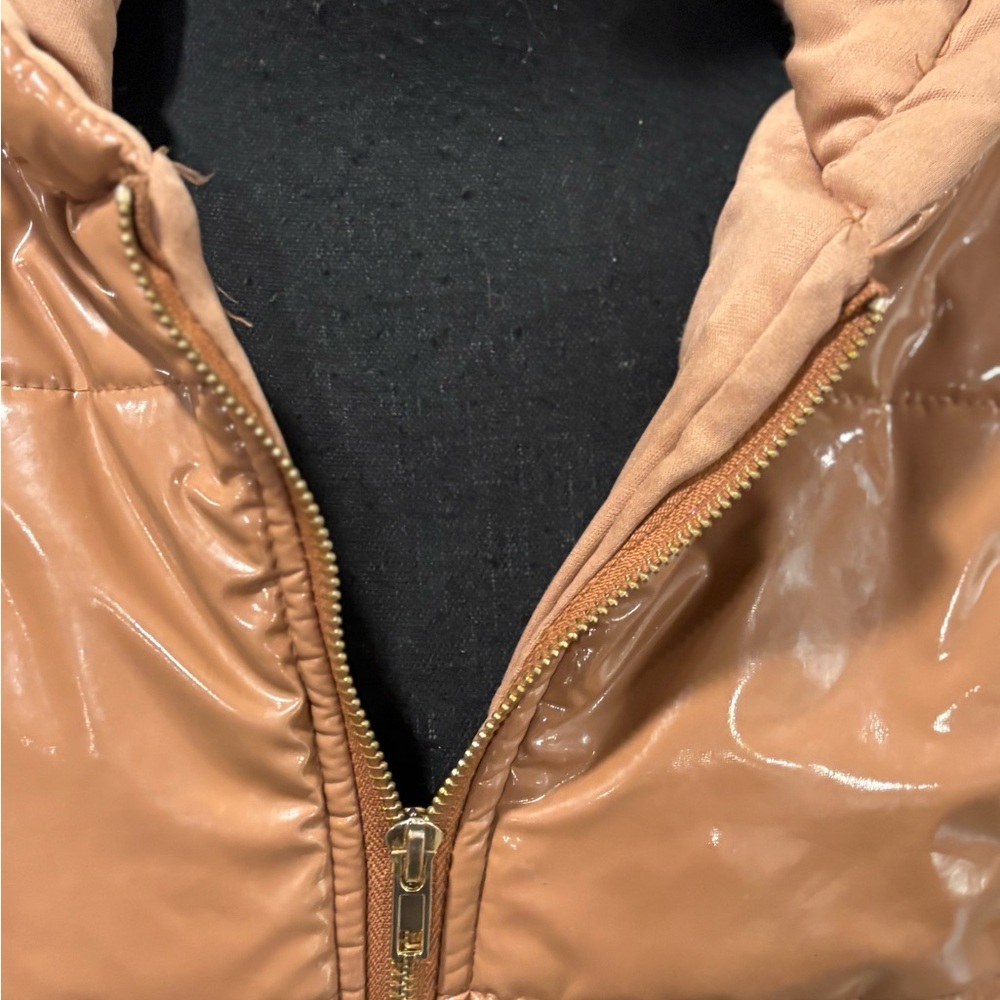 KAYLEE KOLLECTION WOMENS VINYL TAN CROPPED HOODED PUFFER JACKET size M - Picture 2 of 5